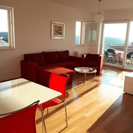 Lucija - Cozy Flat In The Center With A Sea View & Parking Makarska