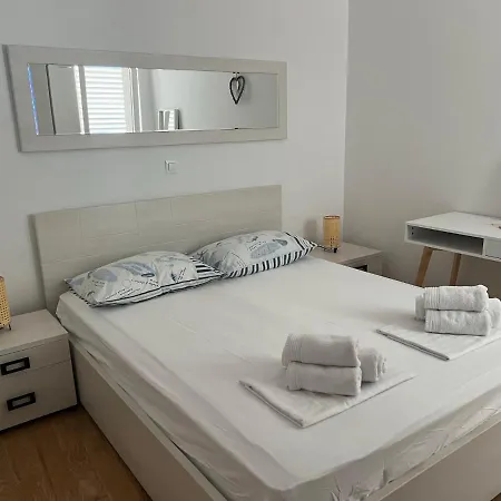 Apartment Lucija - Cozy Flat In The Center With A Sea View & Parking Makarska