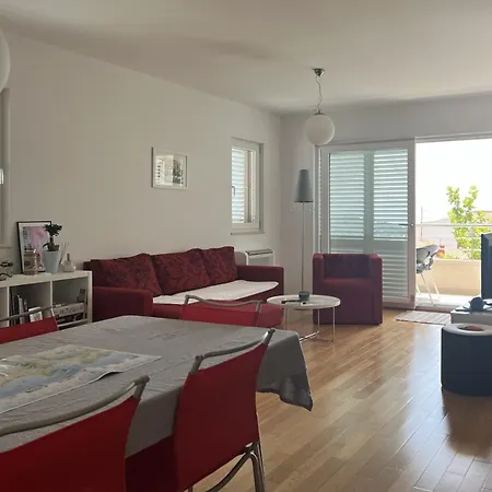 Apartment Lucija - Cozy Flat In The Center With A Sea View & Parking Makarska