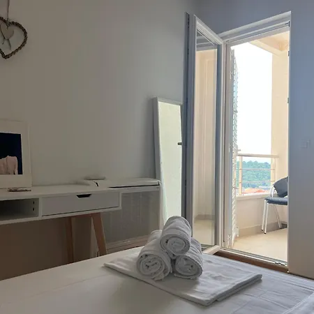 Lucija - Cozy Flat In The Center With A Sea View & Parking Apartment Makarska