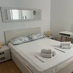 Apartment Lucija - Cozy Flat In The Center With A Sea View & Parking Makarska